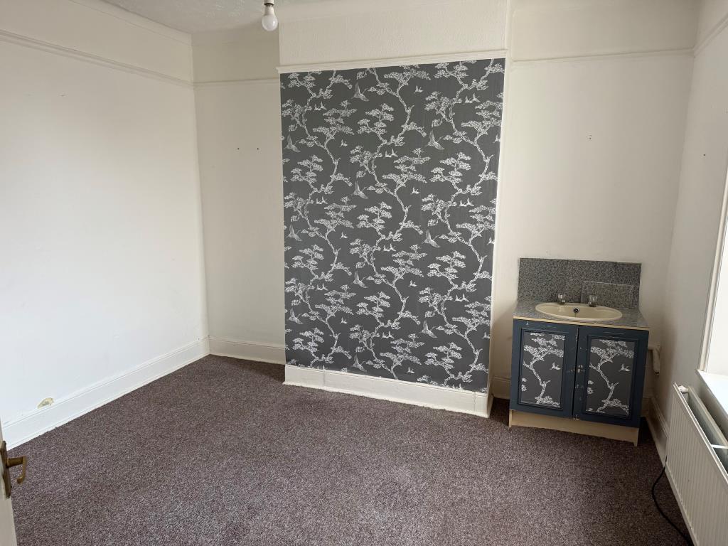 Lot: 26 - TWO-BEDROOM TOWN CENTRE GARDEN FLAT - Bedroom